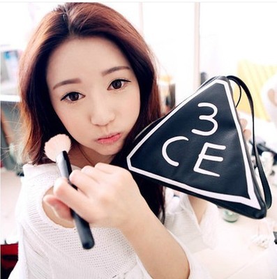 3CE化妆包三角形 韩国小包黑色手拿包女三角包粽子包便携包 包邮