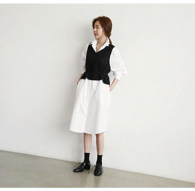 韩单  黑色马甲套衫+翻领白色长衬衫复古英伦风两件套连衣裙
