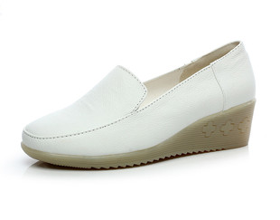 秋冬护士鞋白色真皮牛筋底坡跟小白鞋工作休闲妈妈鞋舒适孕妇鞋女