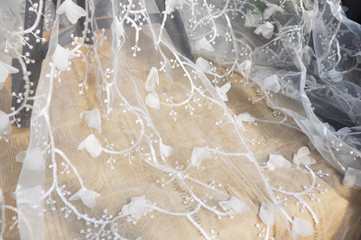 白色网纱刺绣蕾丝布料 立体雪纺花朵服装面料 舞台窗帘背景辅料
