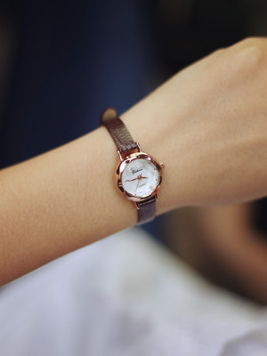 韩国复古糖果色彩色漆皮带细表链小表盘小型小手表经典百搭女士表