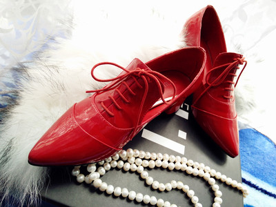 佰领万袖新款系带红色粗跟英伦风时尚休闲女鞋漆皮女鞋