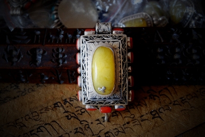 西藏手工纯银雕花镶嵌蜜蜡嘎乌盒可打开吊坠项坠甘露丸舍利子盒