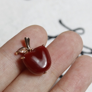 日本赤血宝石镶18K玫瑰金（酱紫色）红苹果吊坠