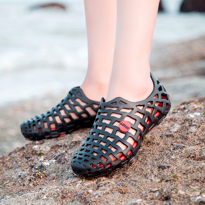 「情侣必备」塑料拖鞋涉水洞洞网鞋防滑沙滩潮男女中学生塑胶凉鞋