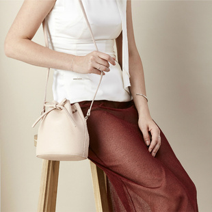 【Hi Bags】New Designer英伦设计师抽绳牛皮水桶包小号灰粉色