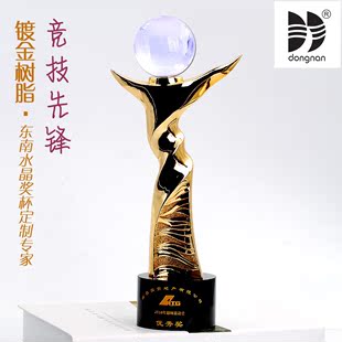 东南水晶+树脂材质金色人物造型地球高尔夫篮足台网排球竞赛奖杯